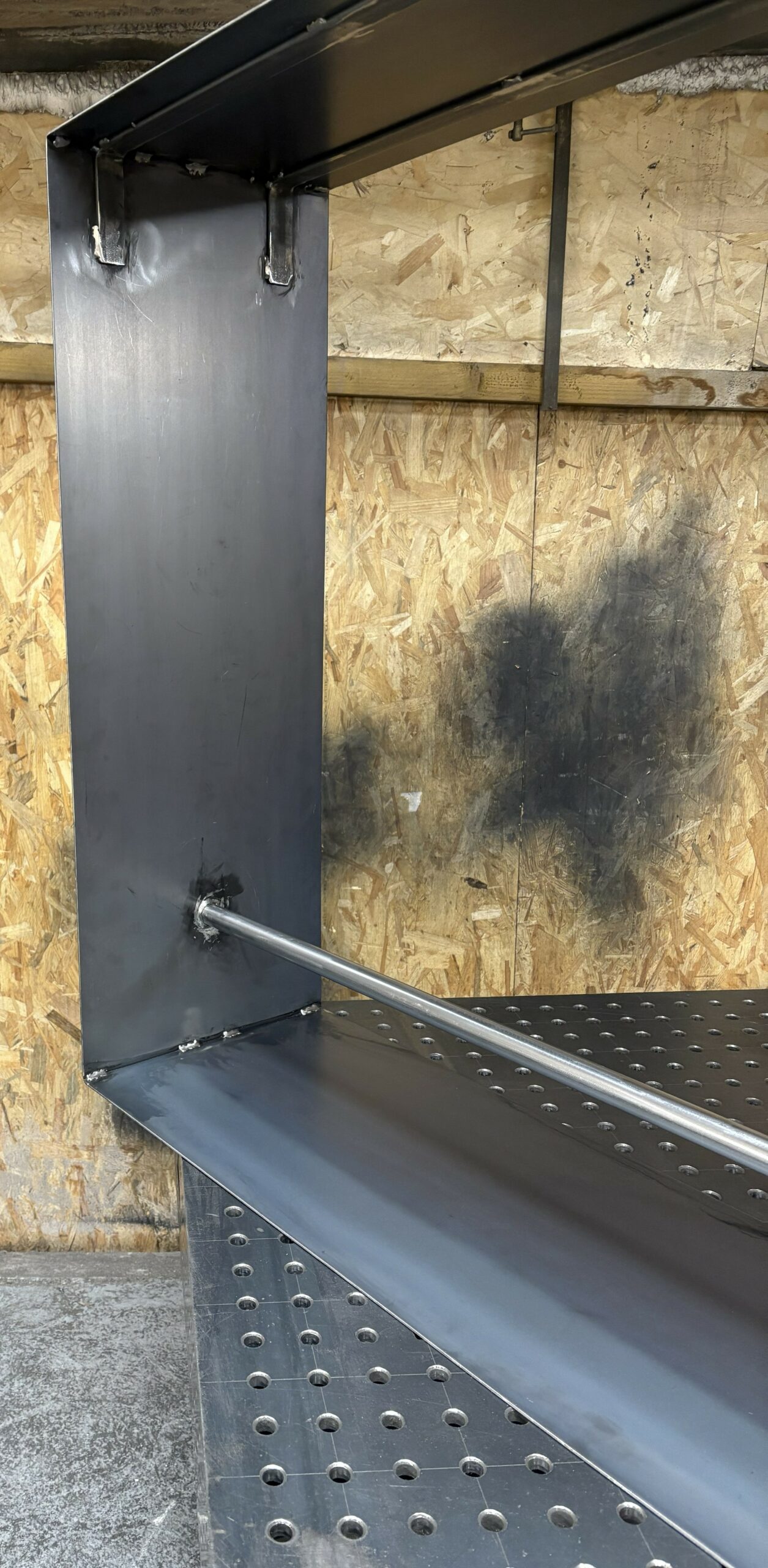 Mobiliers Metal Brut Mange Debout Agencement Interieur Ferronnerie Metallerie Art Sur Mesure Architecte Clermont Ferrand Faireonlycreations Puy De Dome Scaled