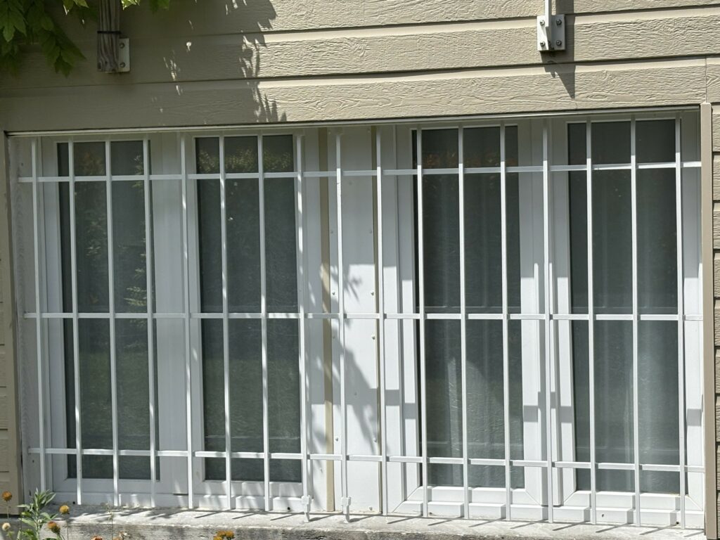 fabrication grille de defense ferronnerie art sur mesure grande fenetre securite clermont ferrand faireonlycreations puy de dome 