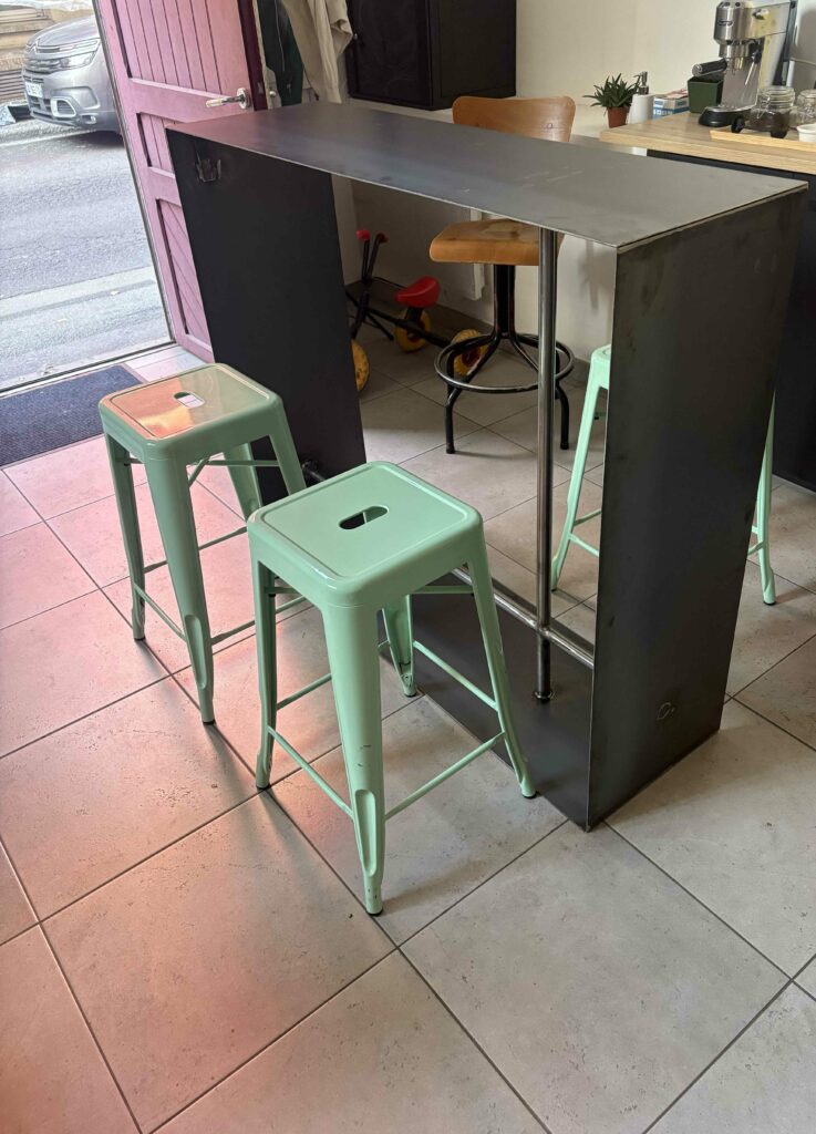 mobiliers metal brut mange debout agencement interieur ferronnerie metallerie art sur mesure architecte clermont ferrand faireonlycreations puy de dome 