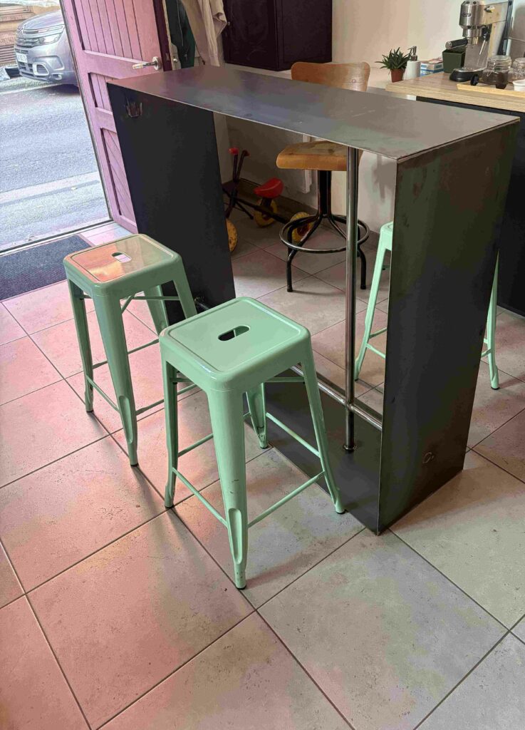 mobiliers metal brut mange debout agencement interieur ferronnerie metallerie art sur mesure architecte clermont ferrand faireonlycreations puy de dome 